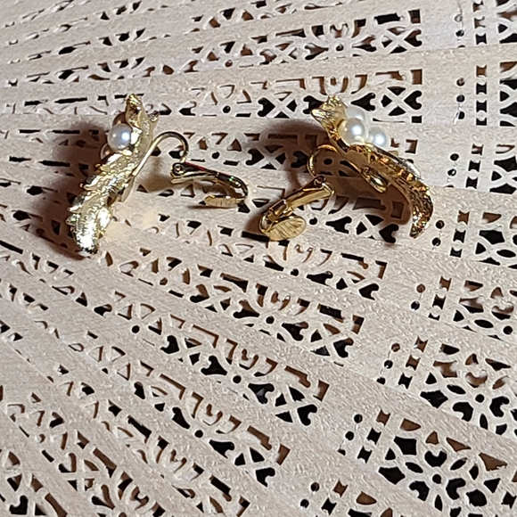 Clip on Earrings for sale vintage earrings gold pearl design - Picture 6 of 15